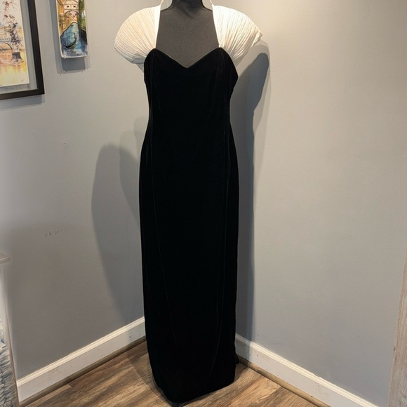 VTG Black Velvet Formal/Evening Gown sweetheart neck dramatic white sleeves sz14 - Picture 1 of 13